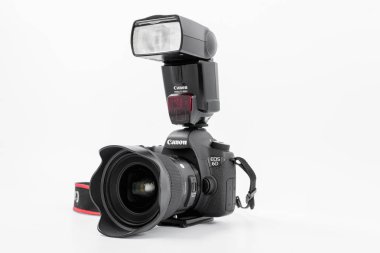 Gomel, Belarus - 12 Mayıs 2017: Canon 6d kamera lens üzerinde beyaz bir arka plan ile. Canon dünyanın en büyük Slr fotoğraf makinesi üreticisi IS.