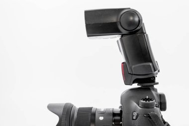 Gomel, Belarus - 12 Mayıs 2017: Canon 6d kamera lens üzerinde beyaz bir arka plan ile. Canon dünyanın en büyük Slr fotoğraf makinesi üreticisi IS.