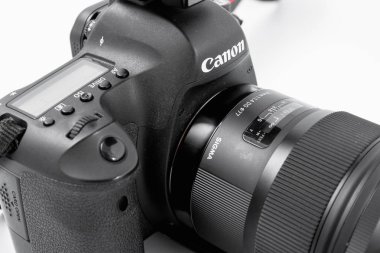Gomel, Belarus - 12 Mayıs 2017: Canon 6d kamera lens üzerinde beyaz bir arka plan ile. Canon dünyanın en büyük Slr fotoğraf makinesi üreticisi IS.