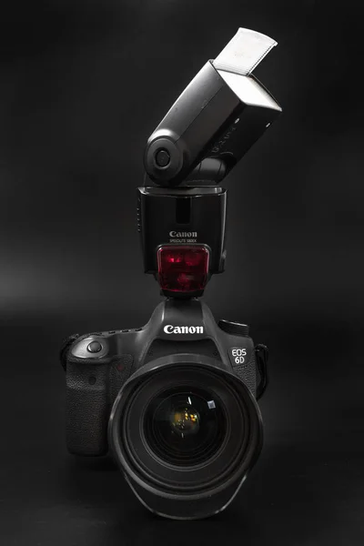 GOMEL, BELARUS - May 12, 2017: Canon 6d camera with lens on a black background. Canon is the world's largest SLR camera manufacturer. — Stock Photo, Image