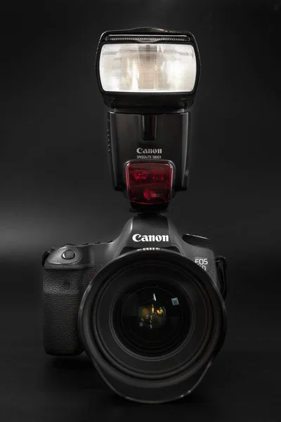 GOMEL, BELARUS - 12 de maio de 2017: Câmera Canon 6d com lente sobre fundo preto. Canon é o maior fabricante de câmeras SLR do mundo . — Fotografia de Stock