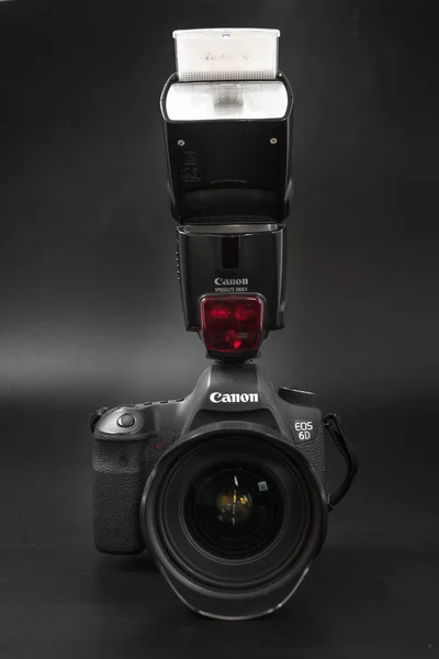 Homel, Fehéroroszország - 2017. május 12.: Canon 6d fényképezőgép objektív a fekete háttér. Canon a világ legnagyobb Slr fényképezőgép gyártója. — Stock Fotó