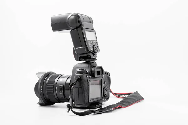 Gomel, Weißrussland - 12. Mai 2017: Canon 6d Kamera mit Objektiv auf weißem Hintergrund. Canon ist der weltgrößte Hersteller von Slr-Kameras. — Stockfoto