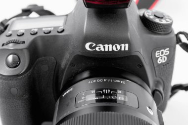 Gomel, Belarus - 12 Mayıs 2017: Canon 6d kamera lens üzerinde beyaz bir arka plan ile. Canon dünyanın en büyük Slr fotoğraf makinesi üreticisi IS.