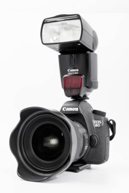 Gomel, Belarus - 12 Mayıs 2017: Canon 6d kamera lens üzerinde beyaz bir arka plan ile. Canon dünyanın en büyük Slr fotoğraf makinesi üreticisi IS.