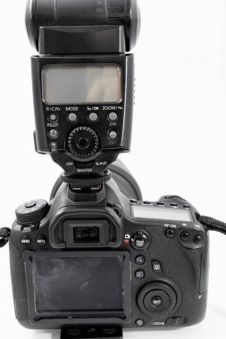 Gomel, Belarus - 12 Mayıs 2017: Canon 6d kamera lens üzerinde beyaz bir arka plan ile. Canon dünyanın en büyük Slr fotoğraf makinesi üreticisi IS.