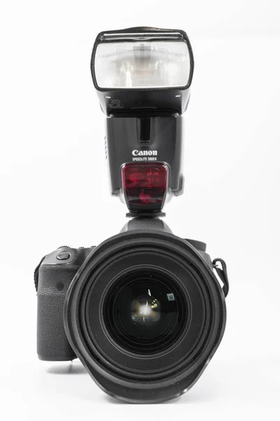 GOMEL, BELARUS - 12. mai 2017: Canon 6d kamera med linse på hvit bakgrunn. Canon er verdens største produsent av SLR-kameraer . – stockfoto