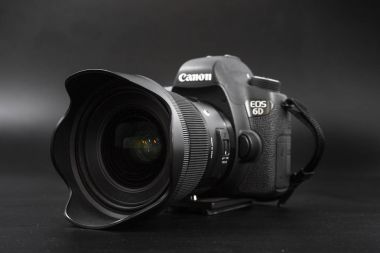 Gomel, Belarus - 12 Mayıs 2017: Canon 6d kamera lens siyah bir arka plan ile. Canon dünyanın en büyük Slr fotoğraf makinesi üreticisi IS.