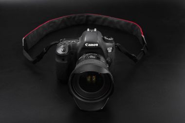 Gomel, Belarus - 12 Mayıs 2017: Canon 6d kamera lens siyah bir arka plan ile. Canon dünyanın en büyük Slr fotoğraf makinesi üreticisi IS.