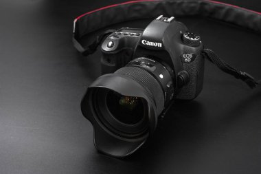 Gomel, Belarus - 12 Mayıs 2017: Canon 6d kamera lens siyah bir arka plan ile. Canon dünyanın en büyük Slr fotoğraf makinesi üreticisi IS.