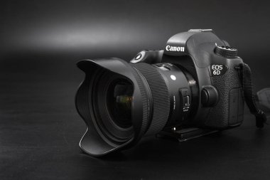 Gomel, Belarus - 12 Mayıs 2017: Canon 6d kamera lens siyah bir arka plan ile. Canon dünyanın en büyük Slr fotoğraf makinesi üreticisi IS.