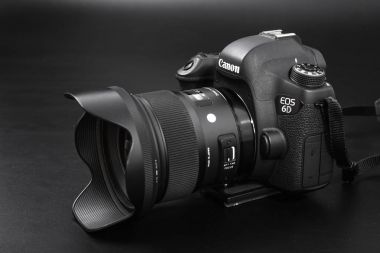 Gomel, Belarus - 12 Mayıs 2017: Canon 6d kamera lens siyah bir arka plan ile. Canon dünyanın en büyük Slr fotoğraf makinesi üreticisi IS.