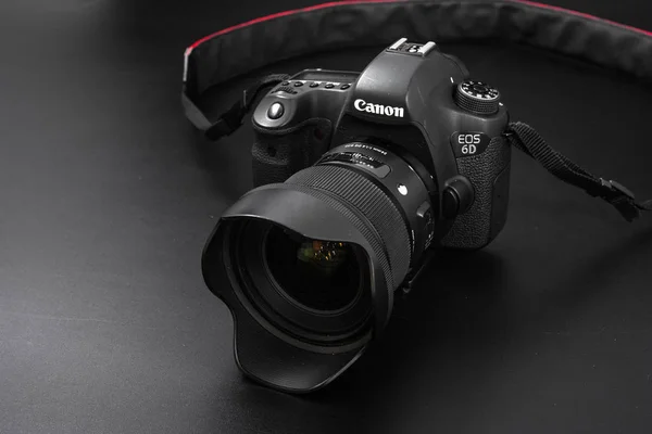 GOMEL, BELARUS - 12. mai 2017: Canon 6d kamera med linse på svart bakgrunn. Canon er verdens største produsent av SLR-kameraer . – stockfoto