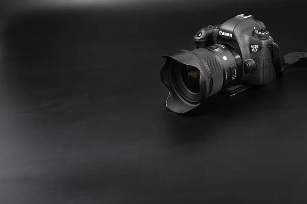 Gomel, Belarus - 12 Mayıs 2017: Canon 6d kamera lens siyah bir arka plan ile. Canon dünyanın en büyük Slr fotoğraf makinesi üreticisi IS. — Stok fotoğraf