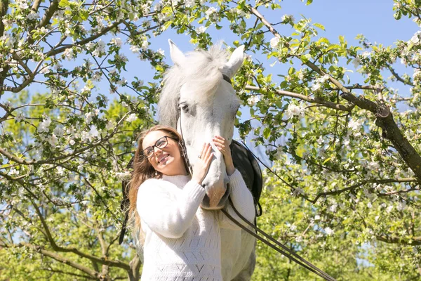 Portrait en gros plan de l'adolescente et du cheval — Photo