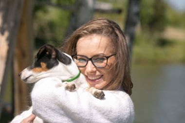 Güzel kadın köpeğiyle oynuyor. Açık portre. serisi