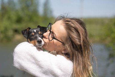 Güzel kadın köpeğiyle oynuyor. Açık portre. serisi