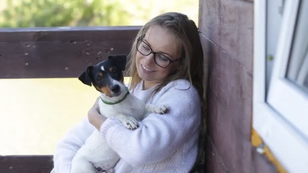 Schöne Frau, die mit ihrem Hund spielt. Außenporträt. Serie — Stockvideo
