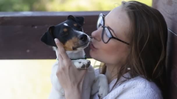 Vacker kvinna leker med sin hund. Utomhus porträtt. serien — Stockvideo