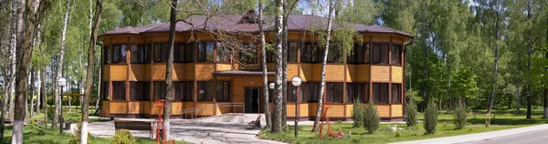 SLUTSK, BELARUS - 20 de mayo de 2017: una casa de madera en el balneario de Sluch . — Foto de Stock