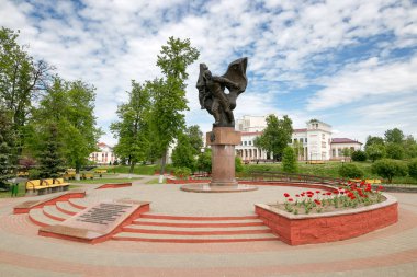 Slutsk, Belarus - 20 Mayıs 2017: Slutsk çok merkezi ikinci dünya savaşında asker bir anıt.