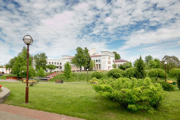 SLUTSK, BELARUS - 20 de maio de 2017: A Casa da Cultura no centro de Slutsk — Fotografia de Stock