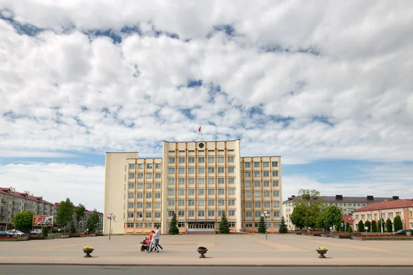 SLUTSK, BELARUS - 20 de maio de 2017: O edifício é um comitê executivo no centro de Slutsk . — Fotografia de Stock