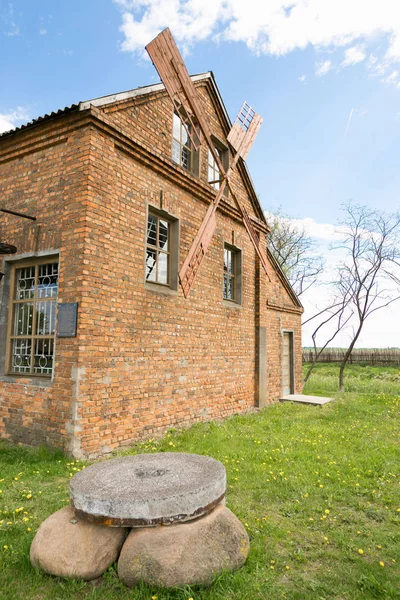 Slutsk, Weißrussland - 20. Mai 2017: Museum für Volkskunst im Bau einer Windmühle — Stockfoto