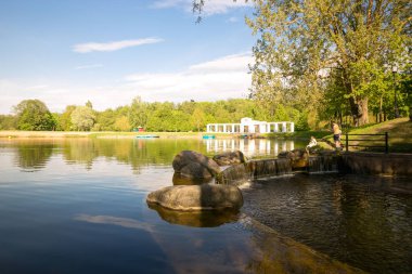 Nesvizh, Belarus - 20 Mayıs 2017: insanlar göl balıkçılık çubuklar ile Balık tutma.