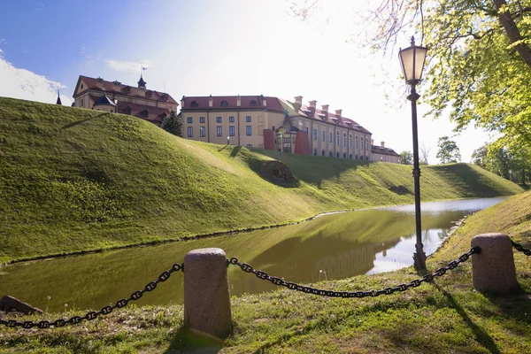 NESVIZH, BELARUS - 20 de maio de 2017: Castelo medieval em Nesvizh, região de Minsk, Bielorrússia . — Fotografia de Stock