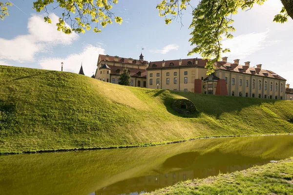 NESVIZH, BELARUS - 20 de maio de 2017: Castelo medieval em Nesvizh, região de Minsk, Bielorrússia . — Fotografia de Stock