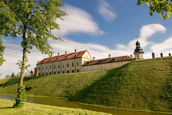 NESVIZH, BELARUS - 20 de maio de 2017: Castelo medieval em Nesvizh, região de Minsk, Bielorrússia . — Fotografia de Stock