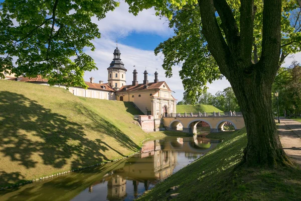 NESVIZH, BELARUS - 20 de maio de 2017: Castelo medieval em Nesvizh, região de Minsk, Bielorrússia . — Fotografia de Stock