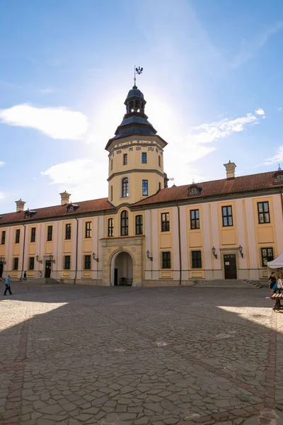 NESVIZH, BÉLARO - 20 de mayo de 2017: Castillo medieval en Nesvizh, Región de Minsk, Bielorrusia . — Foto de Stock