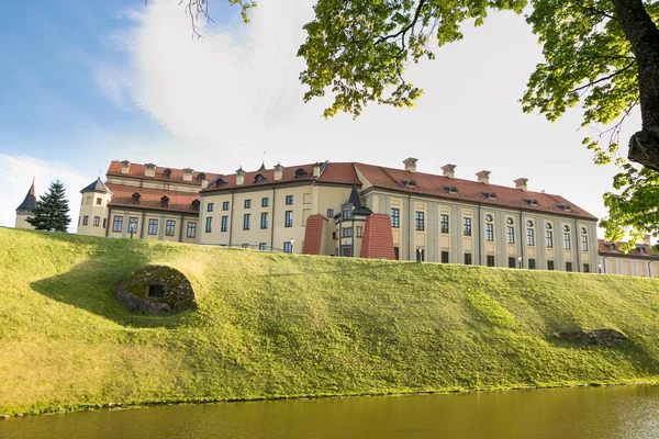 NESVIZH, BELARUS - 20 de maio de 2017: Castelo medieval em Nesvizh, região de Minsk, Bielorrússia . — Fotografia de Stock