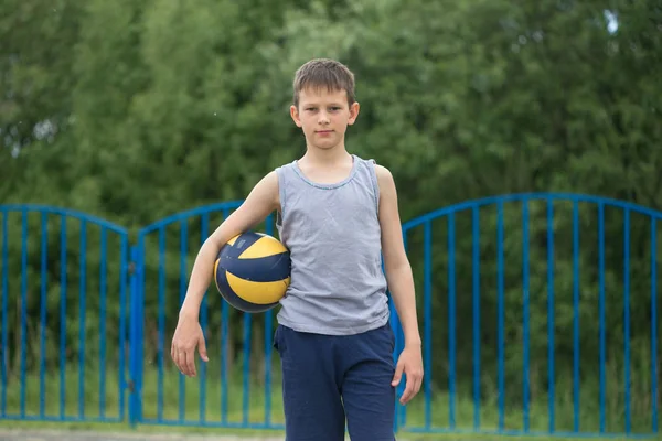 Tinédzser egy póló és rövidnadrág játszik a labdát sz — Stock Fotó