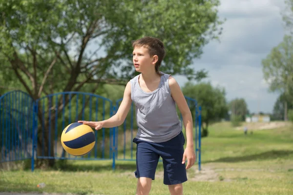 Adolescente em uma camiseta e shorts brincando com uma bola — Fotografia de Stock