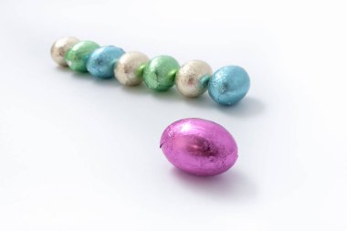 Çok renkli çikolata Paskalya yumurtaları renkli folyo