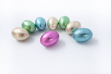 Çok renkli çikolata Paskalya yumurtaları renkli folyo