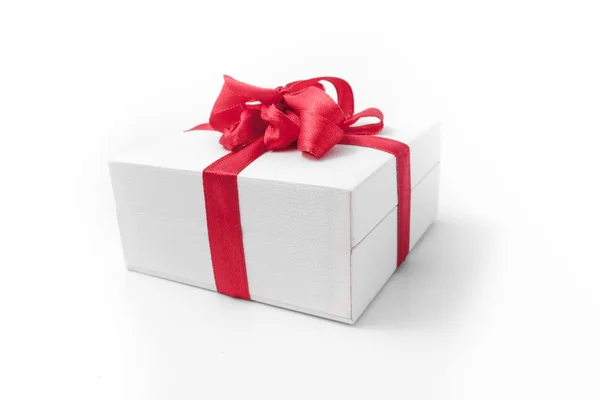 Scatola bianca con un regalo di fiocco rosso — Foto Stock