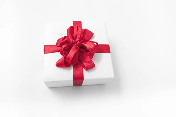 Bílý box s červenou mašlí dárek — Stock fotografie