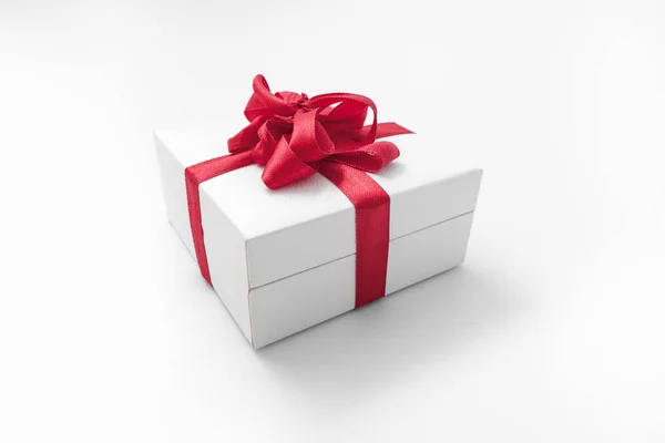Scatola bianca con un regalo di fiocco rosso — Foto Stock