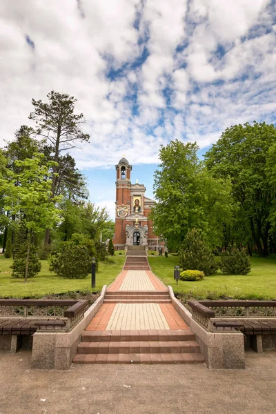 Mir, BELARUS - 20 de mayo de 2017: Castillo de Mir en la región de Minsk. Bóveda capilla-entierro de Svyatopolk-Mirsky. Fecha de construcción: 1904 . —  Fotos de Stock