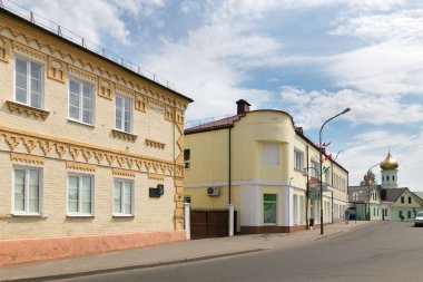 Slonim, Belarus - 20 Mayıs 2017: Slonim kasaba bir sokakta bir eski bina cephe.