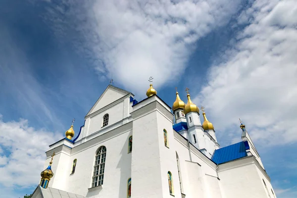 SLONIM, BELARUS - 20 de maio de 2017: Igreja Ortodoxa na cidade de Slonim . — Fotografia de Stock