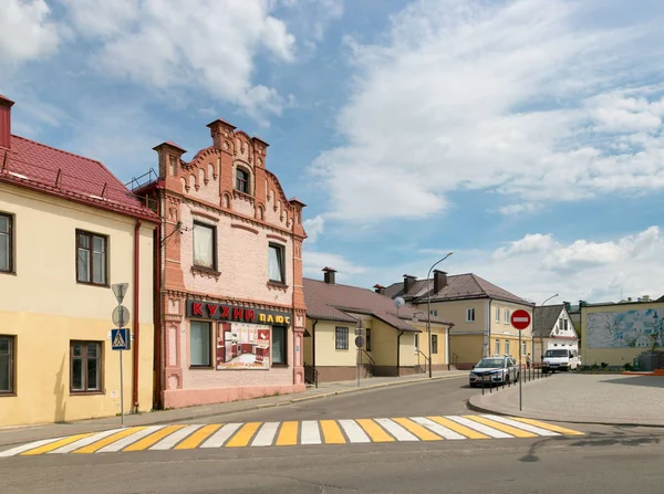 Slonim, Vitryssland - 20 maj 2017: Fasad av en gammal byggnad på en gata i staden av Slonim. — Stockfoto