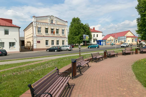 Slonim, Belarus - 20 Mayıs 2017: Slonim kasaba bir sokakta bir eski bina cephe. — Stok fotoğraf