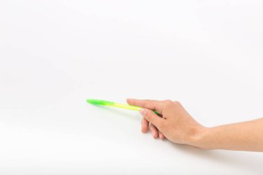 Bir kalem ile beyaz bir arka plan üzerinde eller