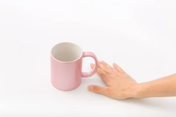 Женские руки на белом фоне с чашкой — стоковое фото