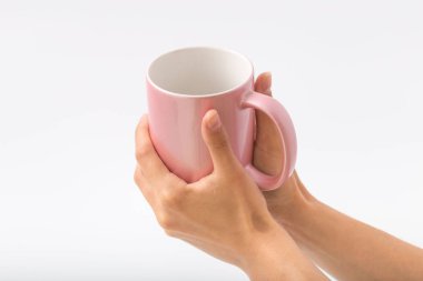 Bir fincan beyaz bir zemin üzerine eller